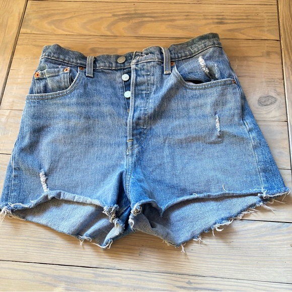 LEVIs Ribcage Short Distressed Frayed  Button Fly Shorts Womens 28 - Picture 3 of 15